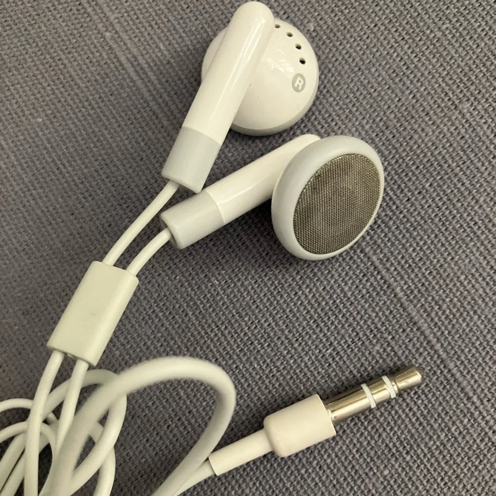 Apple Earbuds Headphones - Picture 2 of 3
